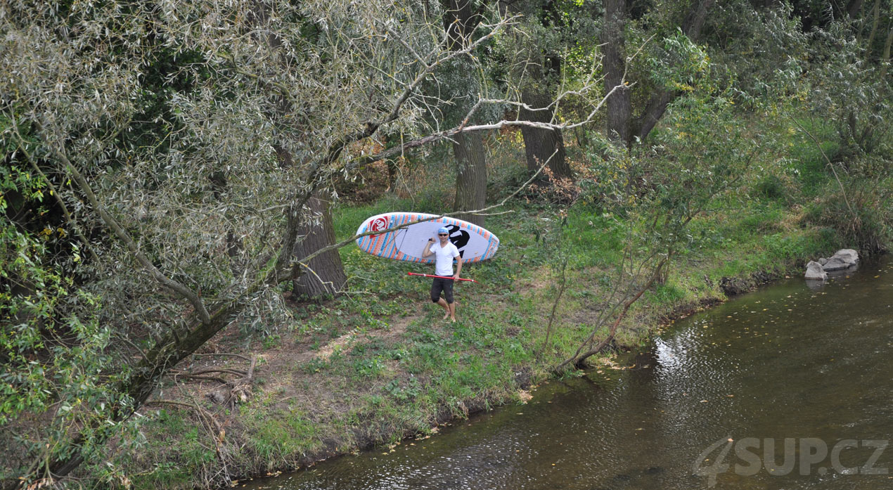 Sjíždění řeky Chrudimky- někdy je nutné paddleboard poponést