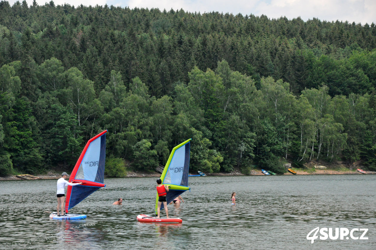 Výuka windsurfingu, nafukovací paddleboard F2, LOZEN, plachta Arrows iRIG