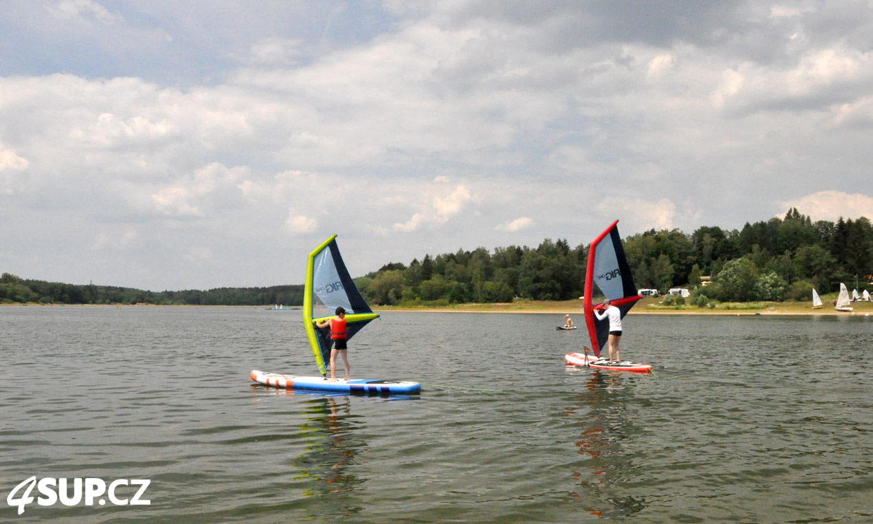 Výuka windsurfingu, nafukovací paddleboard F2, LOZEN, plachta Arrows iRIG