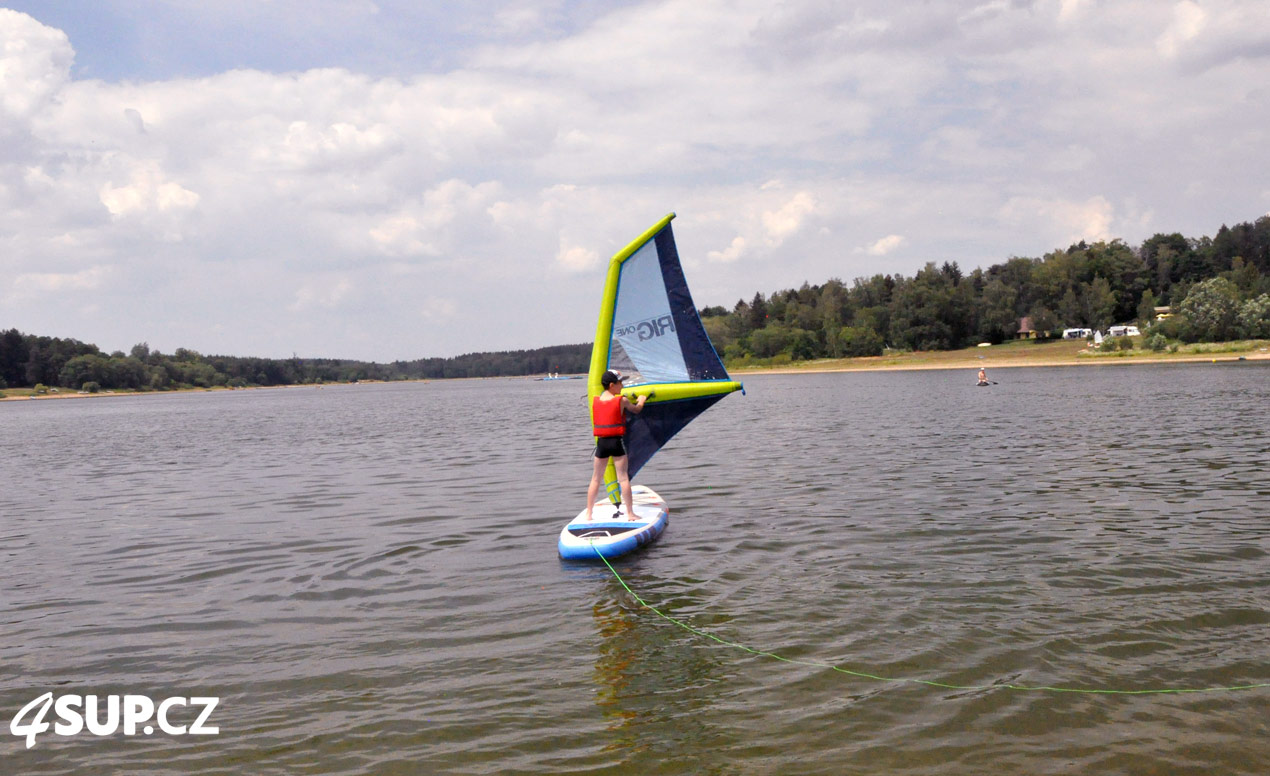 Výuka windsurfingu, nafukovací paddleboard F2, LOZEN, plachta Arrows iRIG