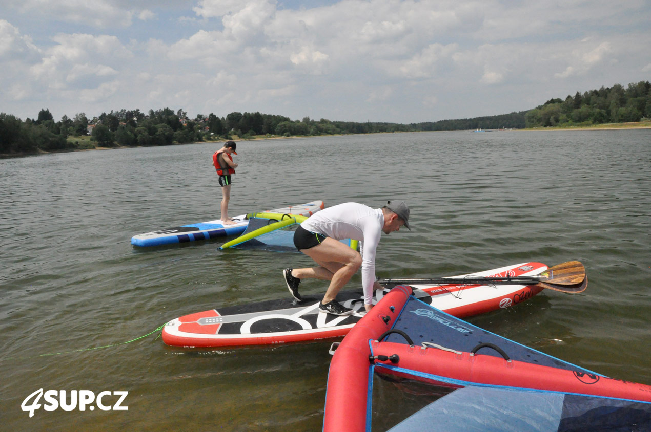 Výuka windsurfingu, nafukovací paddleboard F2, LOZEN, plachta Arrows iRIG