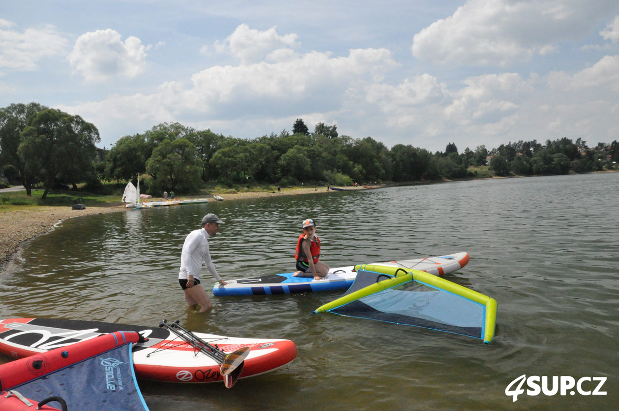 Výuka windsurfingu, nafukovací paddleboard F2, LOZEN, plachta Arrows iRIG