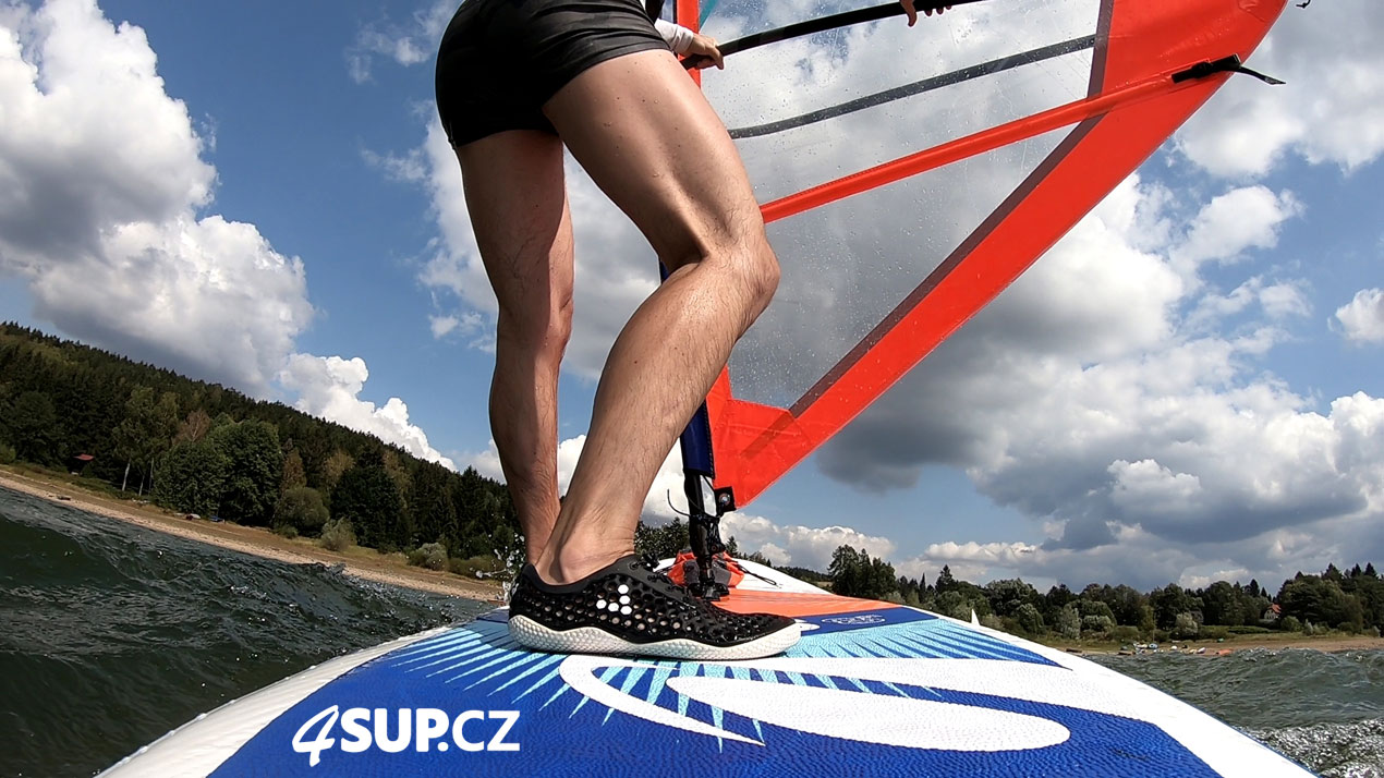 Výuka windsurfingu, nafukovací paddleboard, otočka po větru tzv. halsa