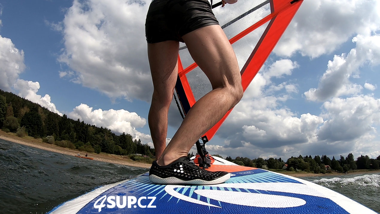 Výuka windsurfingu, nafukovací paddleboard, otočka po větru tzv. halsa