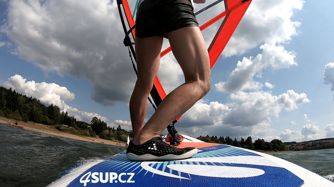 Výuka windsurfingu, nafukovací paddleboard, otočka po větru tzv. halsa