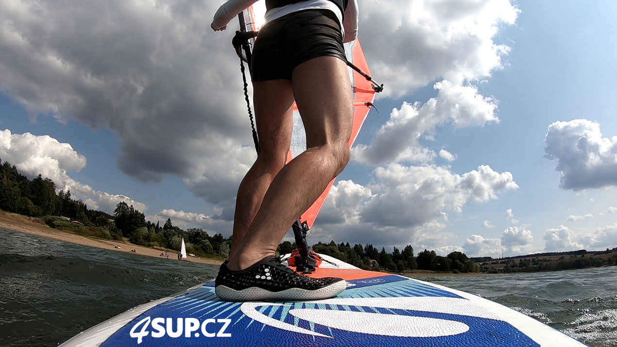 Výuka windsurfingu, nafukovací paddleboard, otočka po větru tzv. halsa