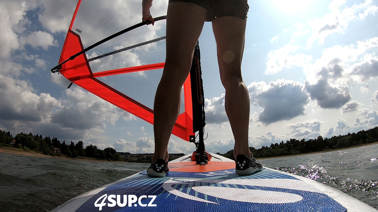 Výuka windsurfingu, nafukovací paddleboard, otočka po větru tzv. halsa