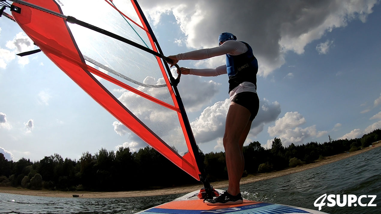 Výuka windsurfingu, nafukovací paddleboard, otočka proti větru tzv. ré