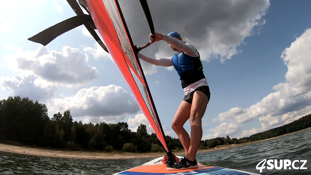 Výuka windsurfingu, nafukovací paddleboard, otočka proti větru tzv. ré