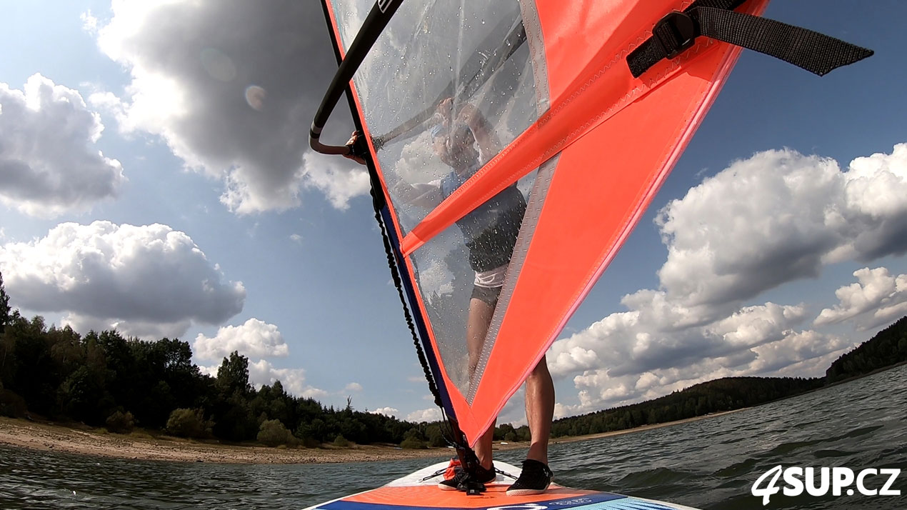 Výuka windsurfingu, nafukovací paddleboard, otočka proti větru tzv. ré