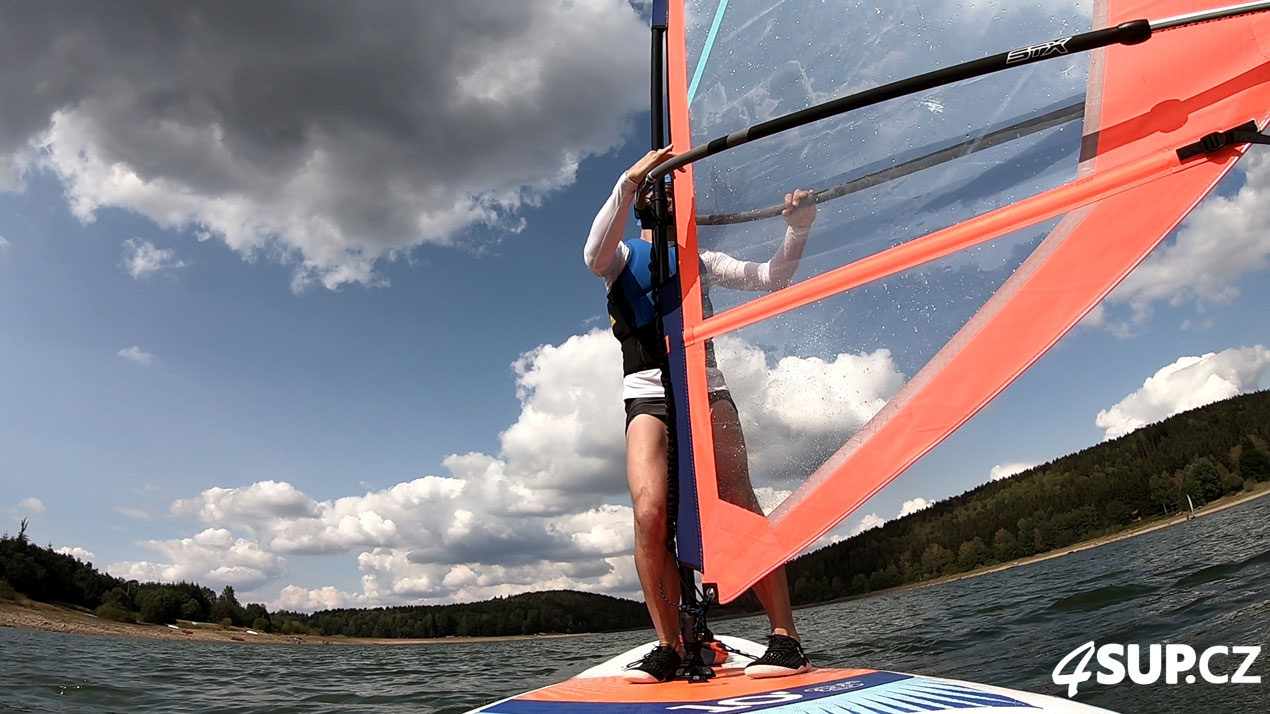 Výuka windsurfingu, nafukovací paddleboard, otočka proti větru tzv. ré