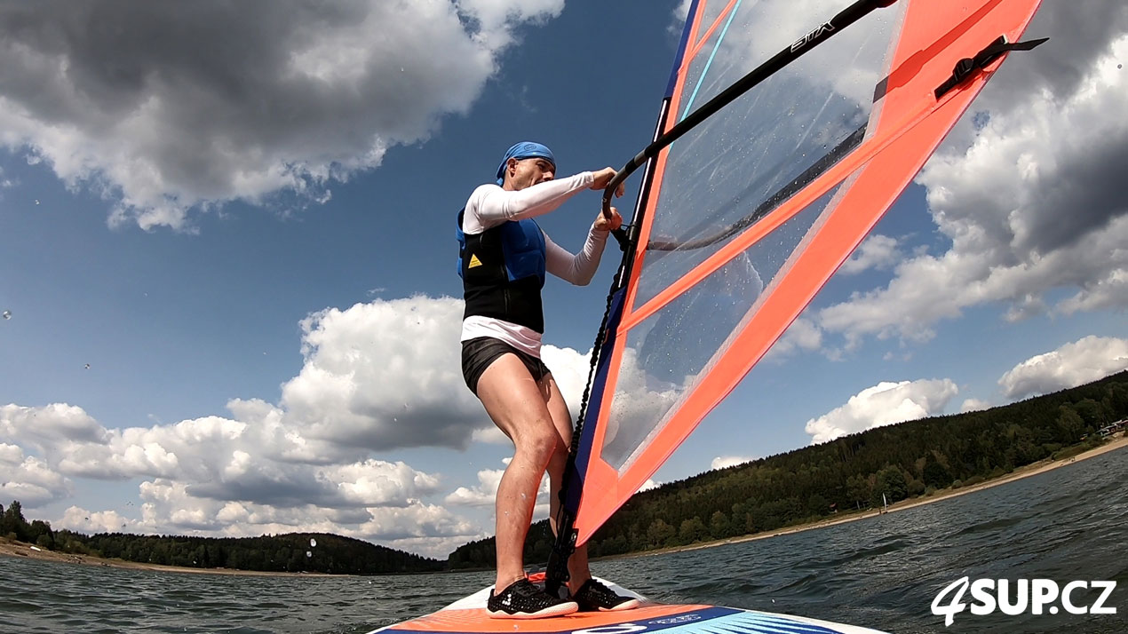 Výuka windsurfingu, nafukovací paddleboard, otočka proti větru tzv. ré