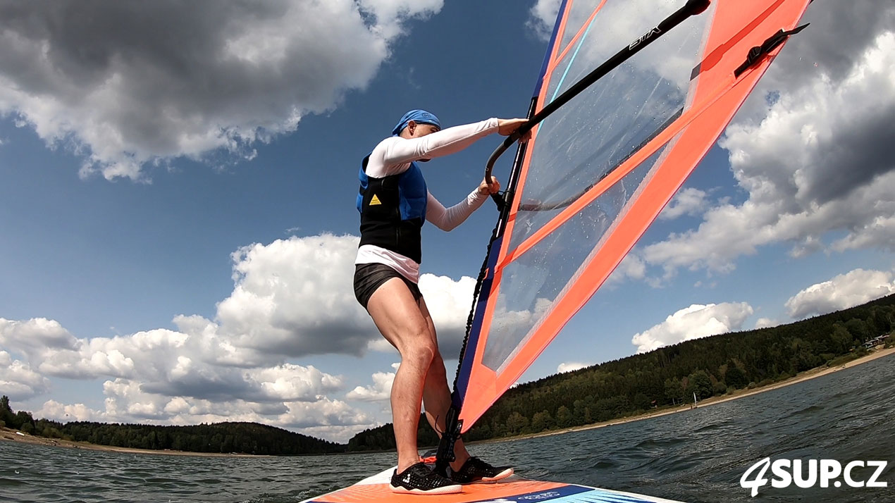 Výuka windsurfingu, nafukovací paddleboard, otočka proti větru tzv. ré