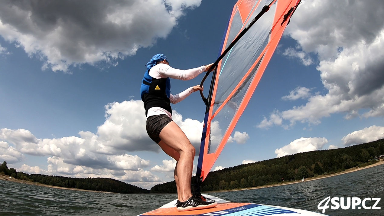 Výuka windsurfingu, nafukovací paddleboard, otočka proti větru tzv. ré