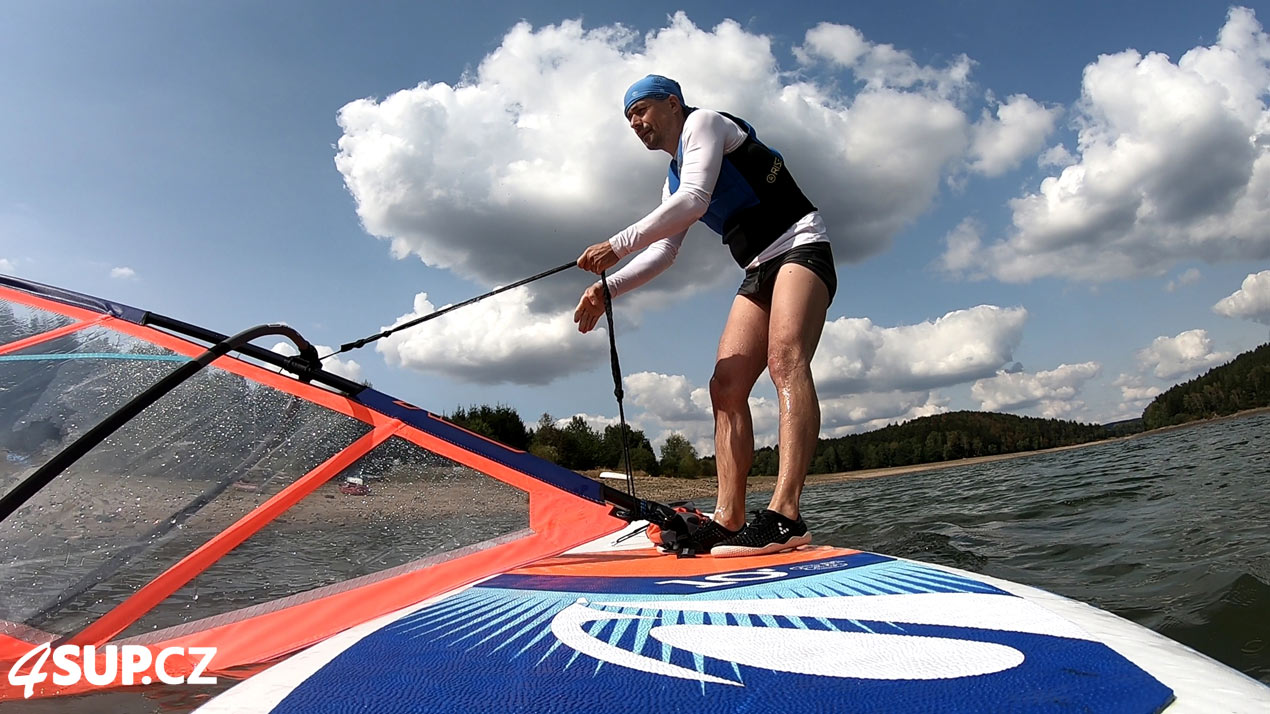 Výuka windsurfingu, nafukovací paddleboard, vytažení plachty z vody a rozjetí