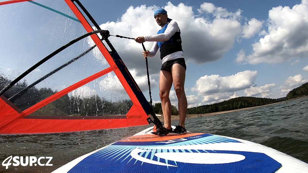 Výuka windsurfingu, nafukovací paddleboard, vytažení plachty z vody a rozjetí