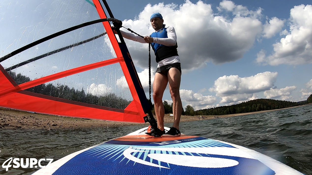 Výuka windsurfingu, nafukovací paddleboard, vytažení plachty z vody a rozjetí