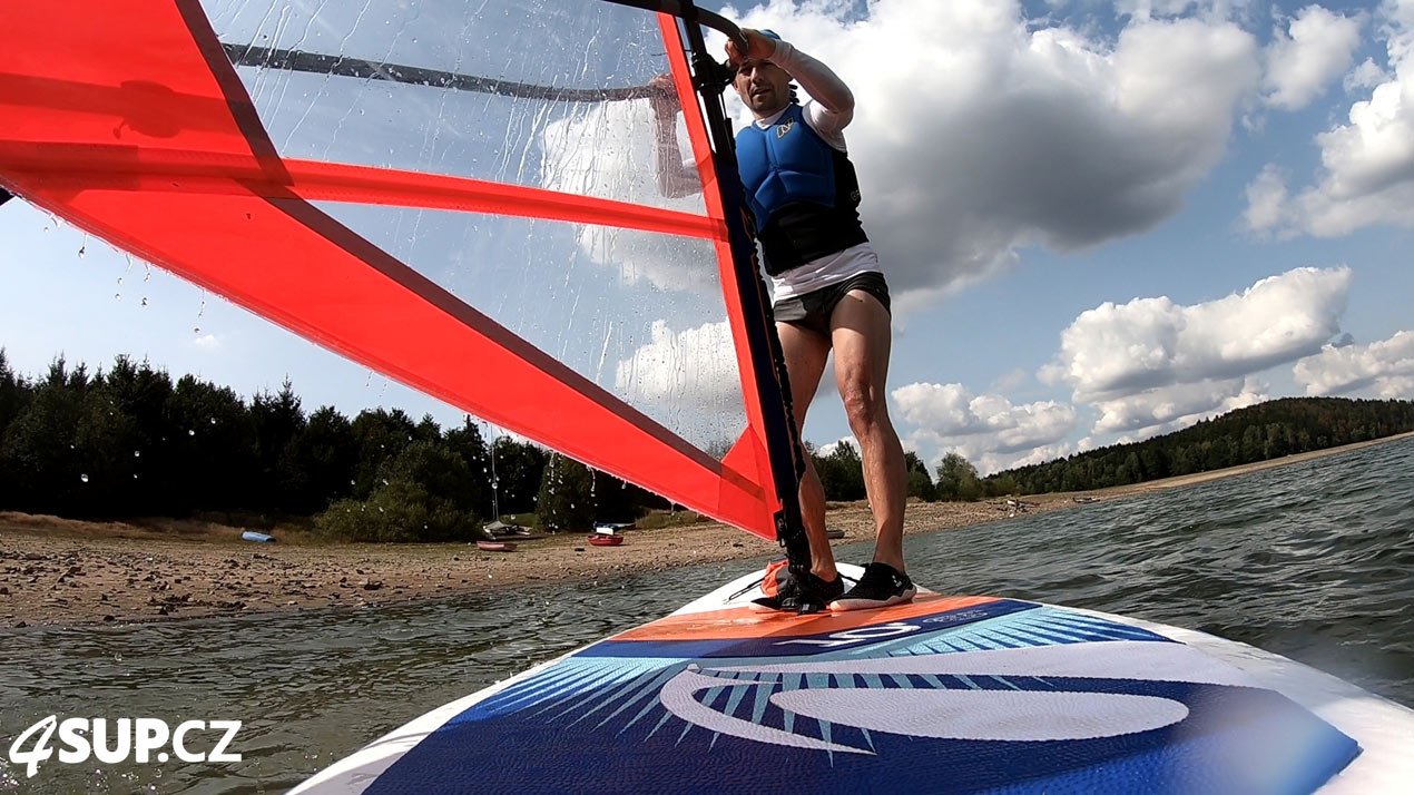 Výuka windsurfingu, nafukovací paddleboard, vytažení plachty z vody a rozjetí