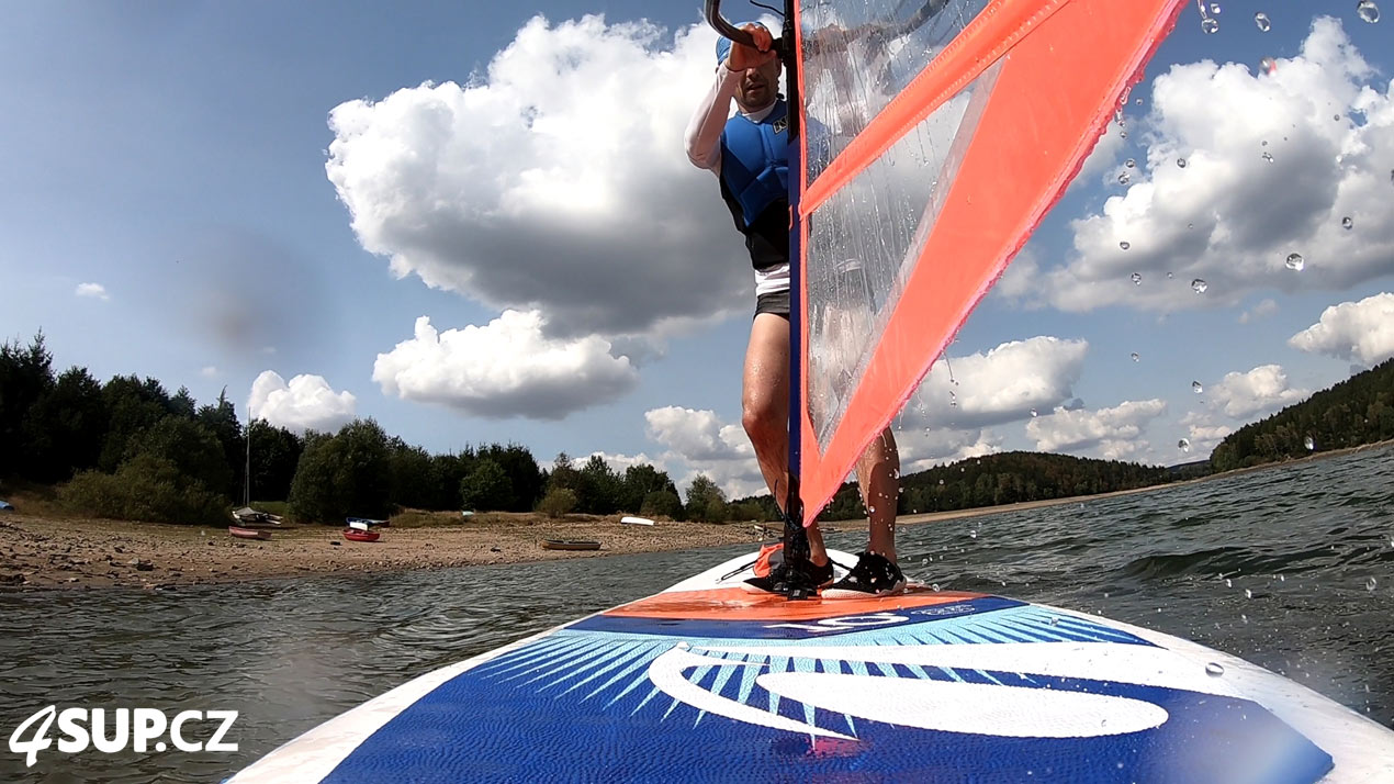 Výuka windsurfingu, nafukovací paddleboard, vytažení plachty z vody a rozjetí