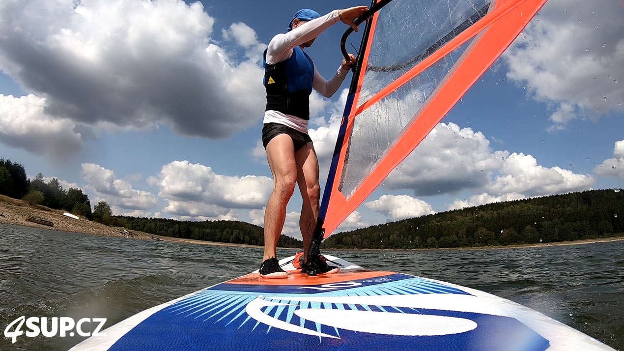 Výuka windsurfingu, nafukovací paddleboard, vytažení plachty z vody a rozjetí