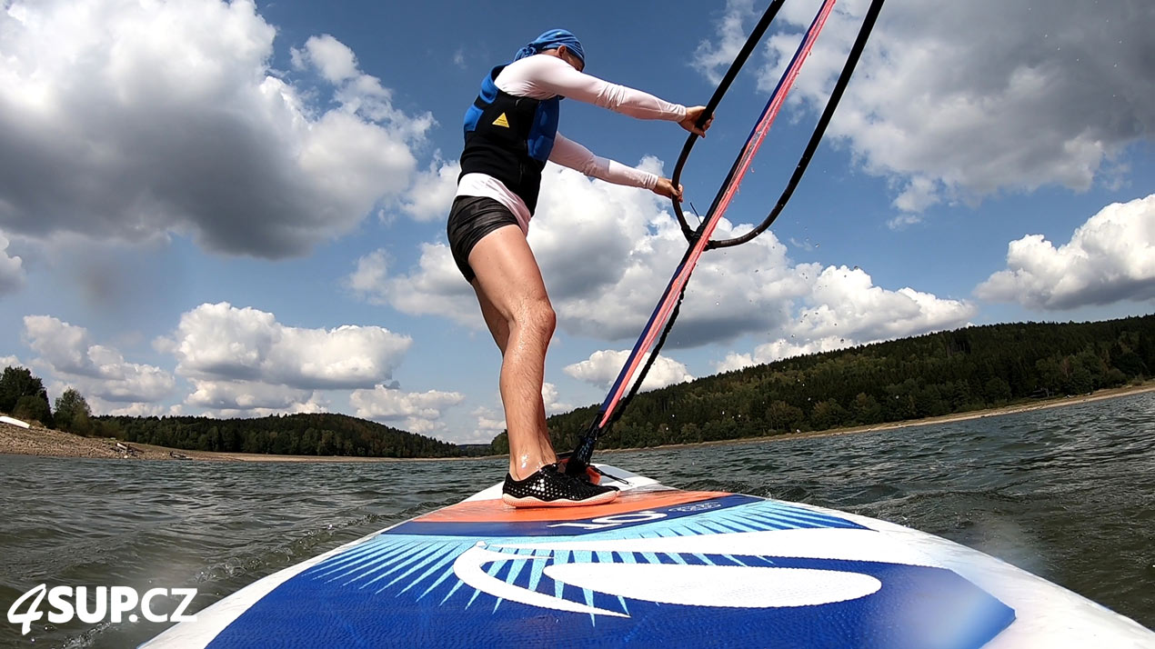 Výuka windsurfingu, nafukovací paddleboard, vytažení plachty z vody a rozjetí