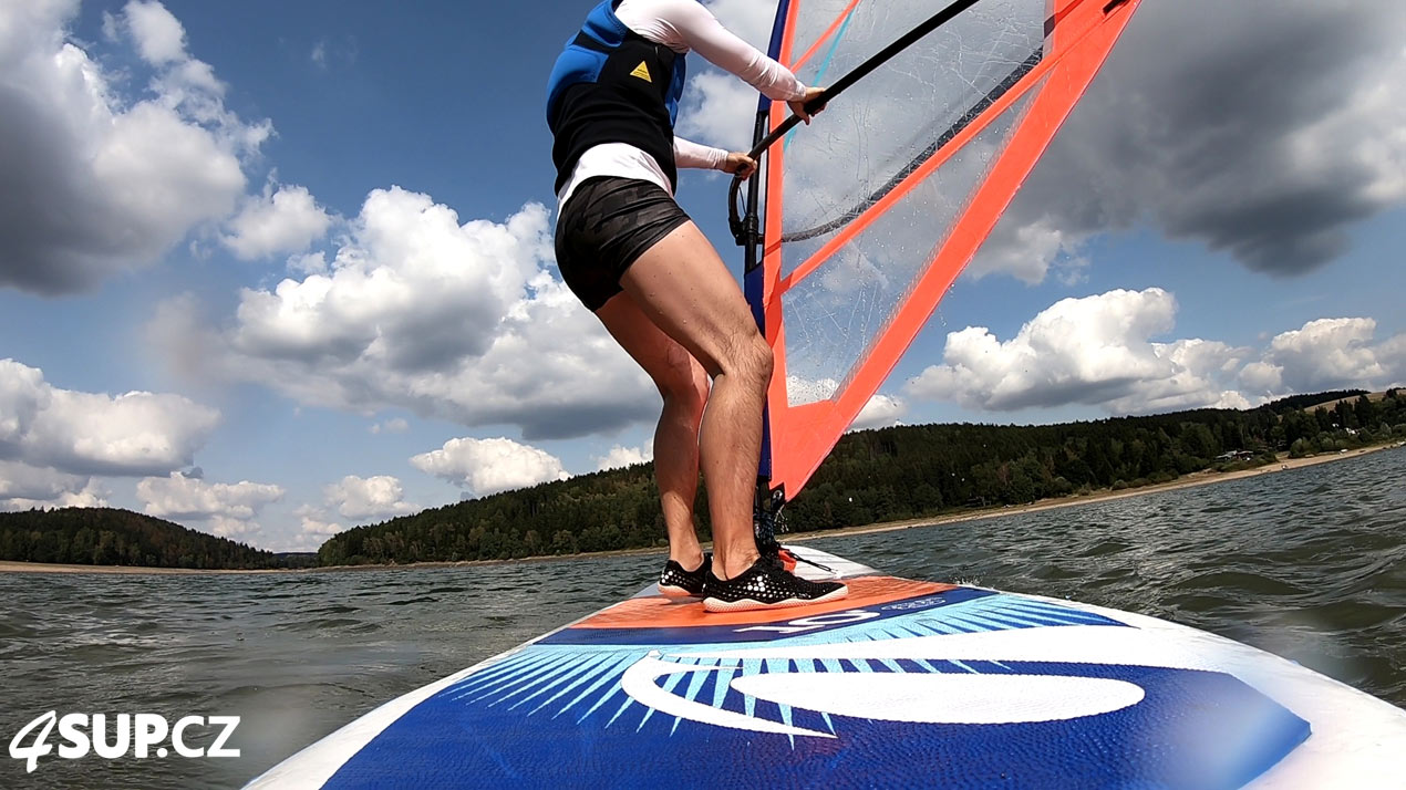 Výuka windsurfingu, nafukovací paddleboard, vytažení plachty z vody a rozjetí