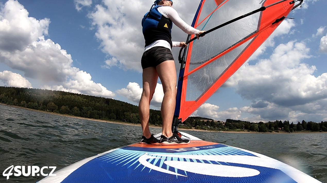 Výuka windsurfingu, nafukovací paddleboard, vytažení plachty z vody a rozjetí