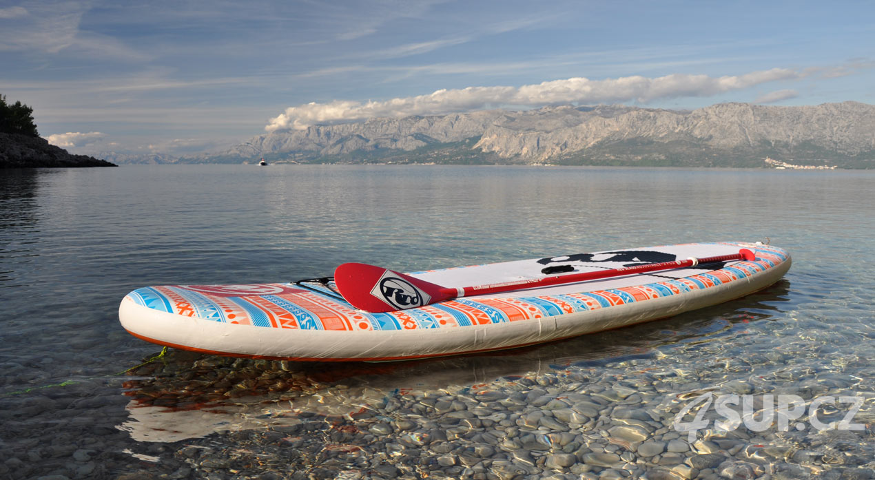 Jachtaření a Stand Up Paddling, RRD paddleboard v opuštěné zátoce.