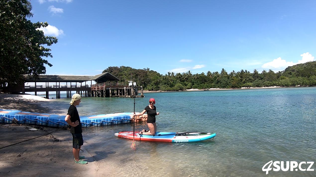 Do džungle na paddleboardu, Thajsko, Tarutao, Aquadesign 11'6 Tempo - nastupování na paddleboarda