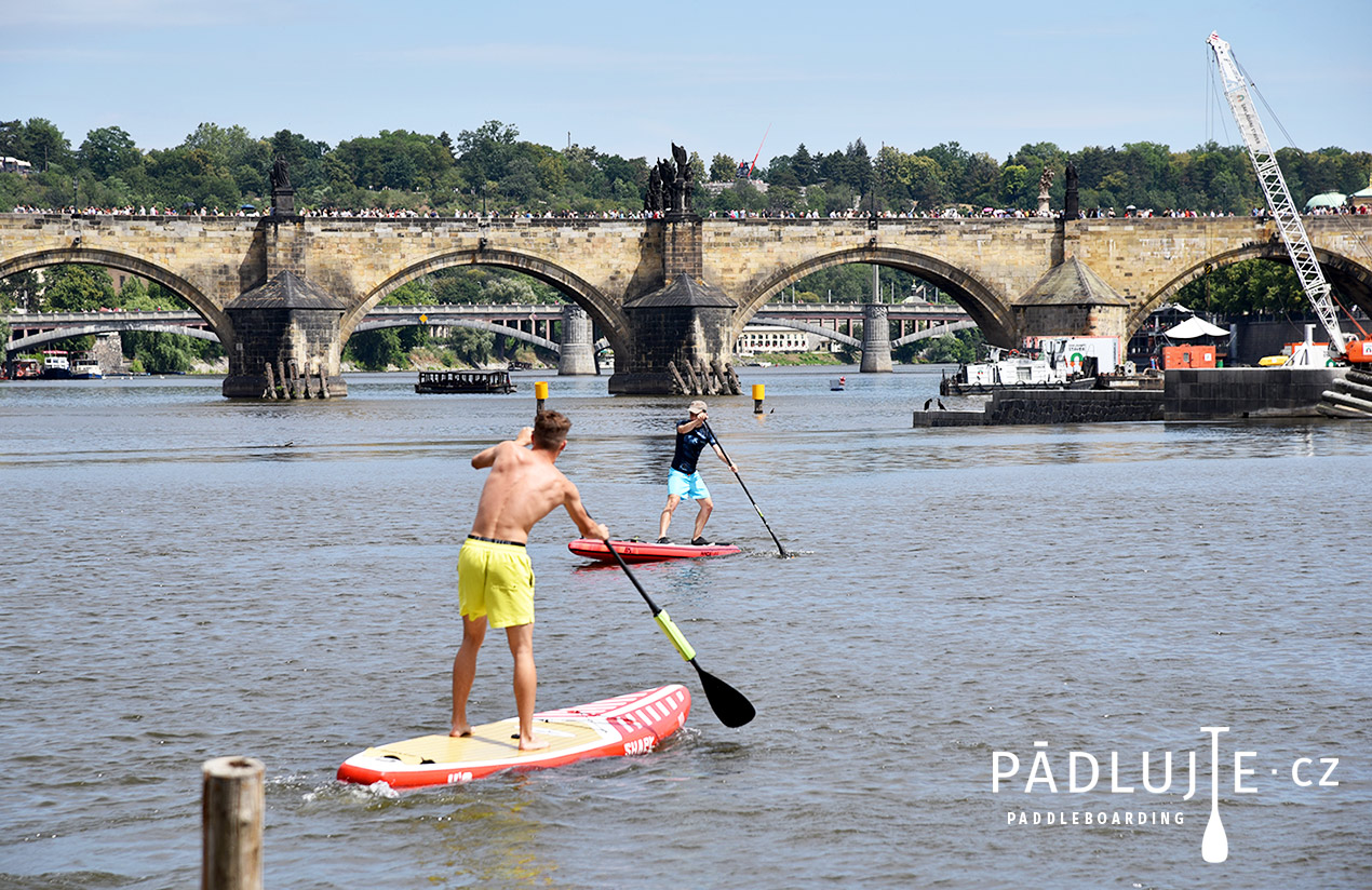 První plavby na paddleboardu - Praha, Vltava, Karlův most na paddleboardu