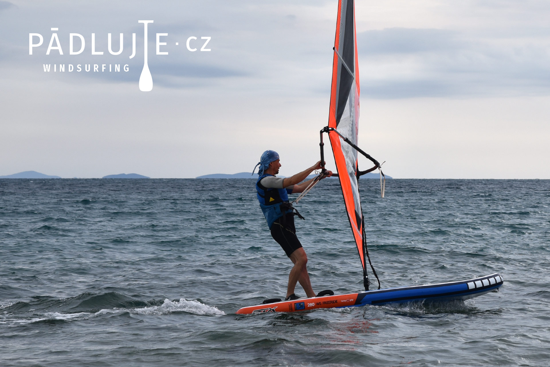 První plavby na paddleboardu -  windsup, nafukovací windsurfing