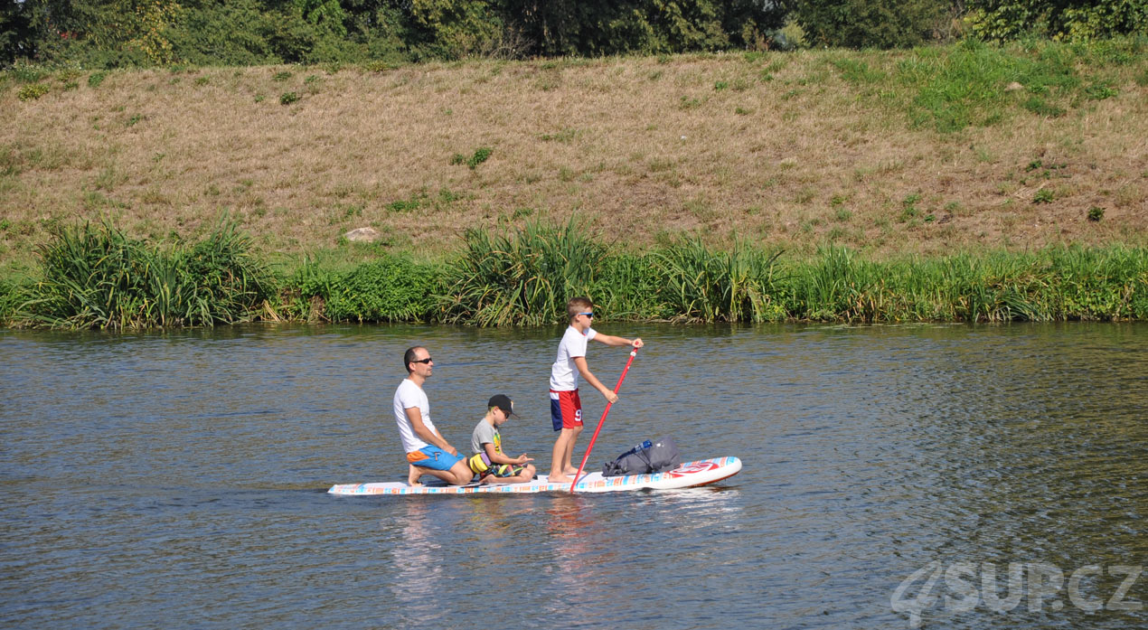 Stand up paddle board mohou jej používat muži i ženy všech věkových kategorií od 7 do 77 let