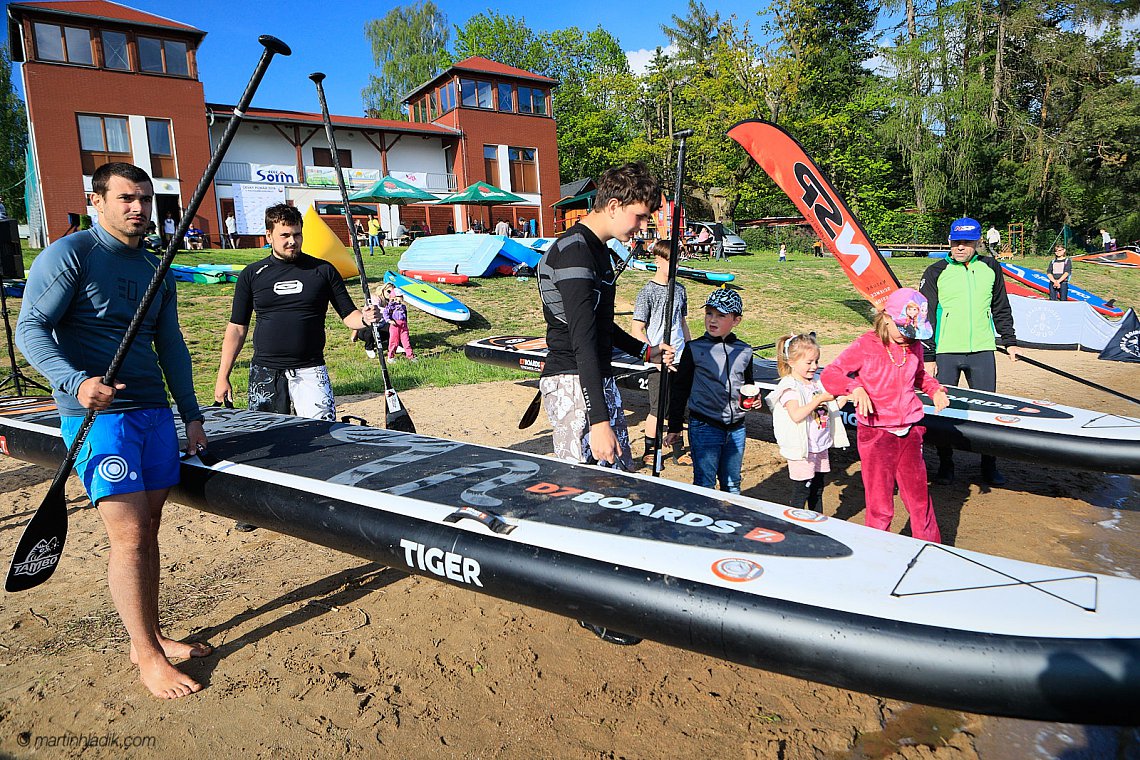 Nafukovací paddleboard D7 Tiger pro 3 až 5 lidí, závody