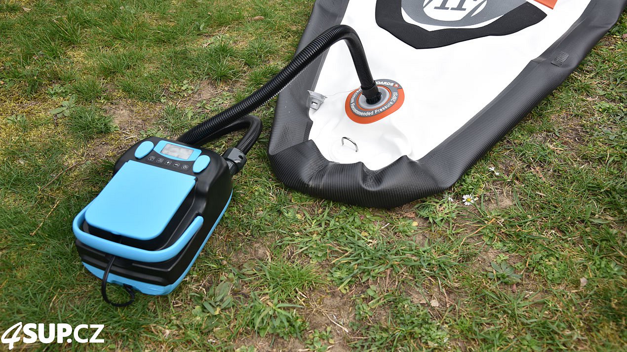 Pumpa STAR 9 s baterií i na 12 V pro paddleboardy