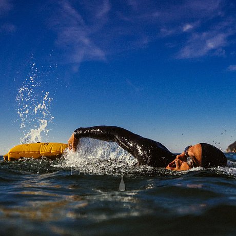 Restube SWIM BUOY - plavecká bóje s integrovaným suchým vakem